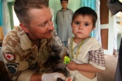 Čeští vojáci očkují afghánské děti proti žloutence